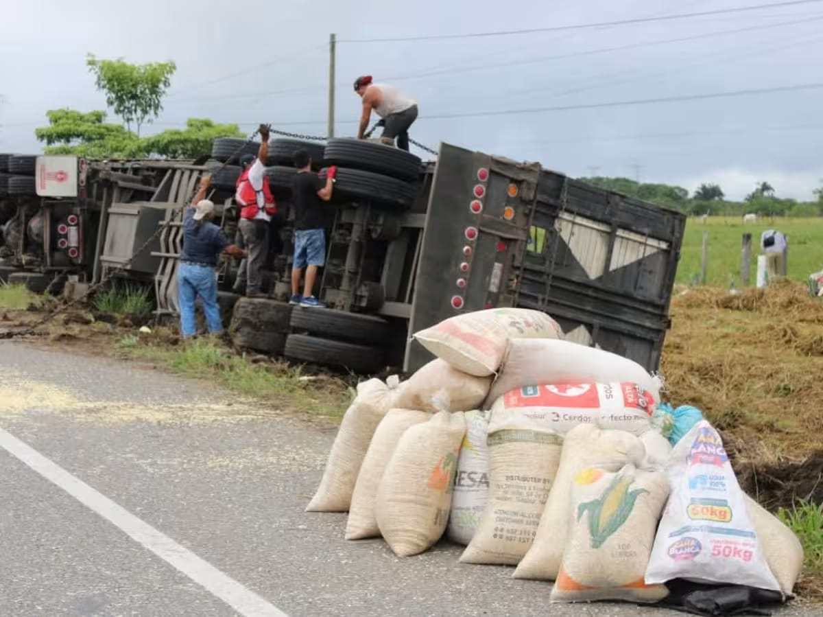 Rapiñan tráiler con maíz tras accidente en la Villahermosa-Escárcega