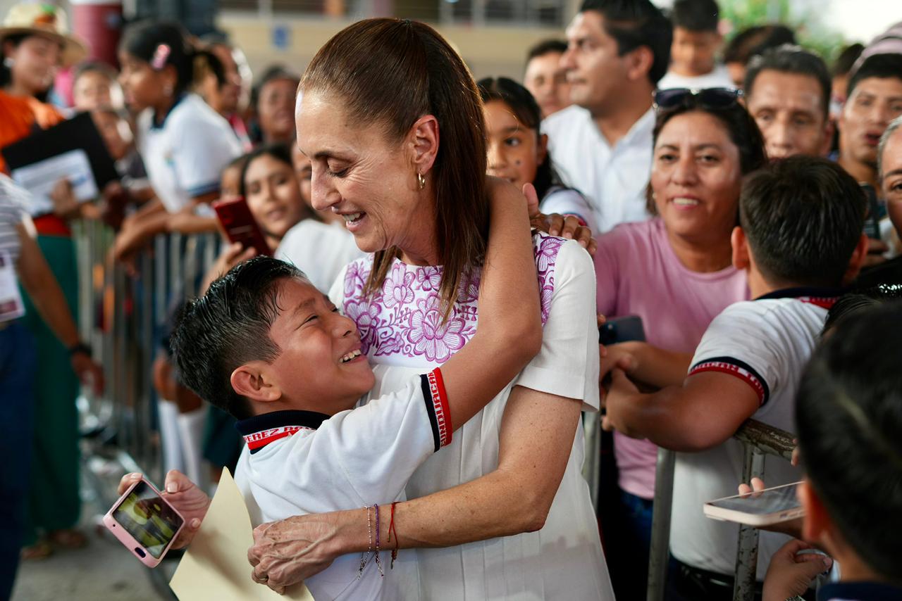 Sheinbaum entrega becas Rita Cetina en Cunduacán