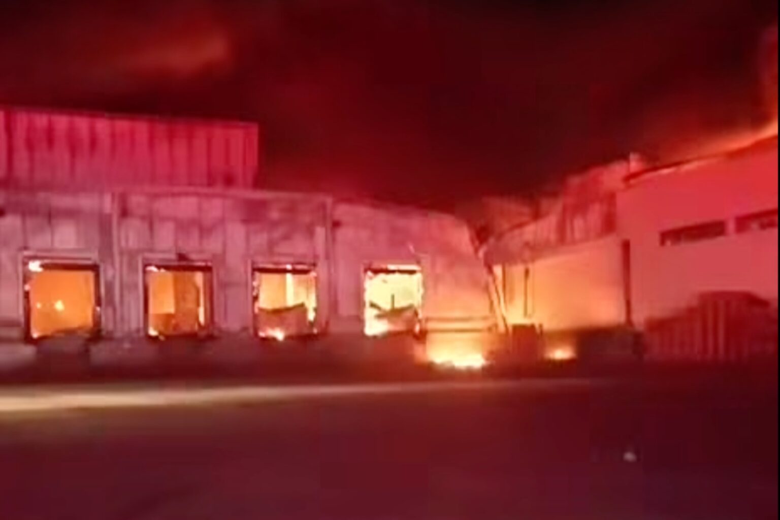 Incendio en planta de Bachoco en Jalisco moviliza a cuerpos de emergencia