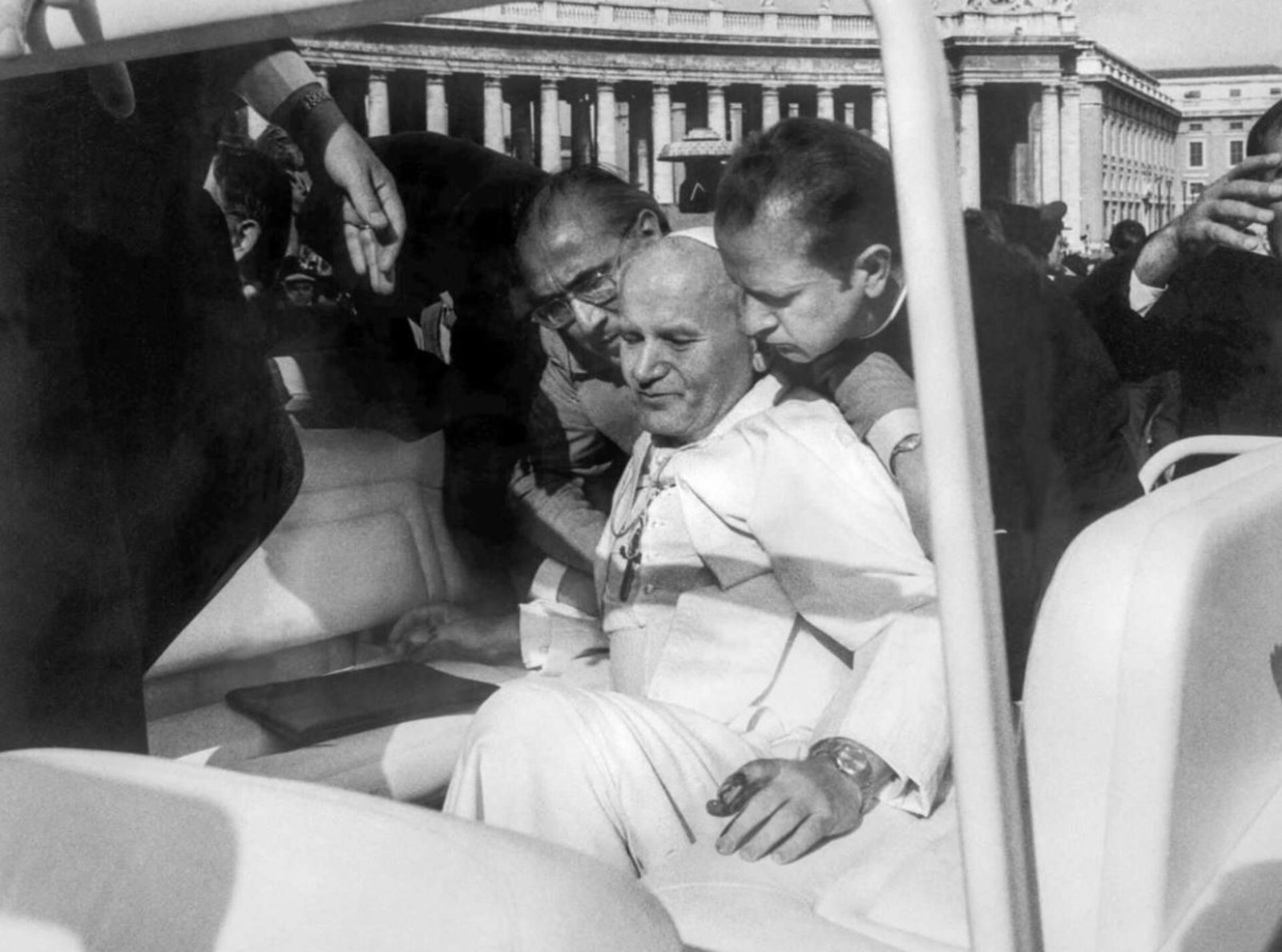 León XIV ora en el sitio del atentado contra Juan Pablo II