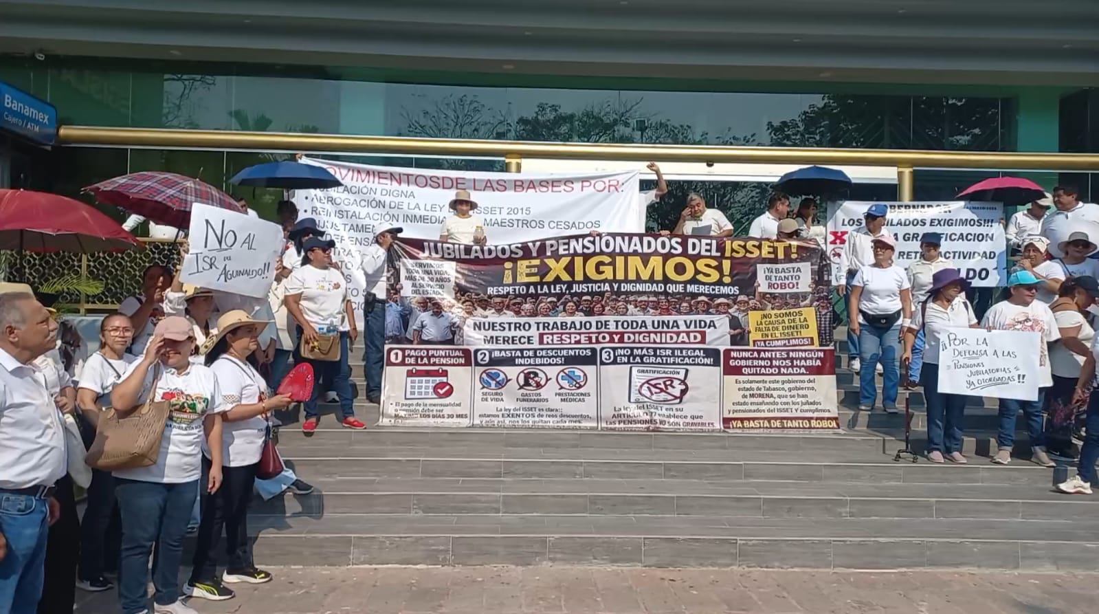 Jubilados del ISSET marchan en Villahermosa; denuncian descuentos ilegales y retrasos en pagos
