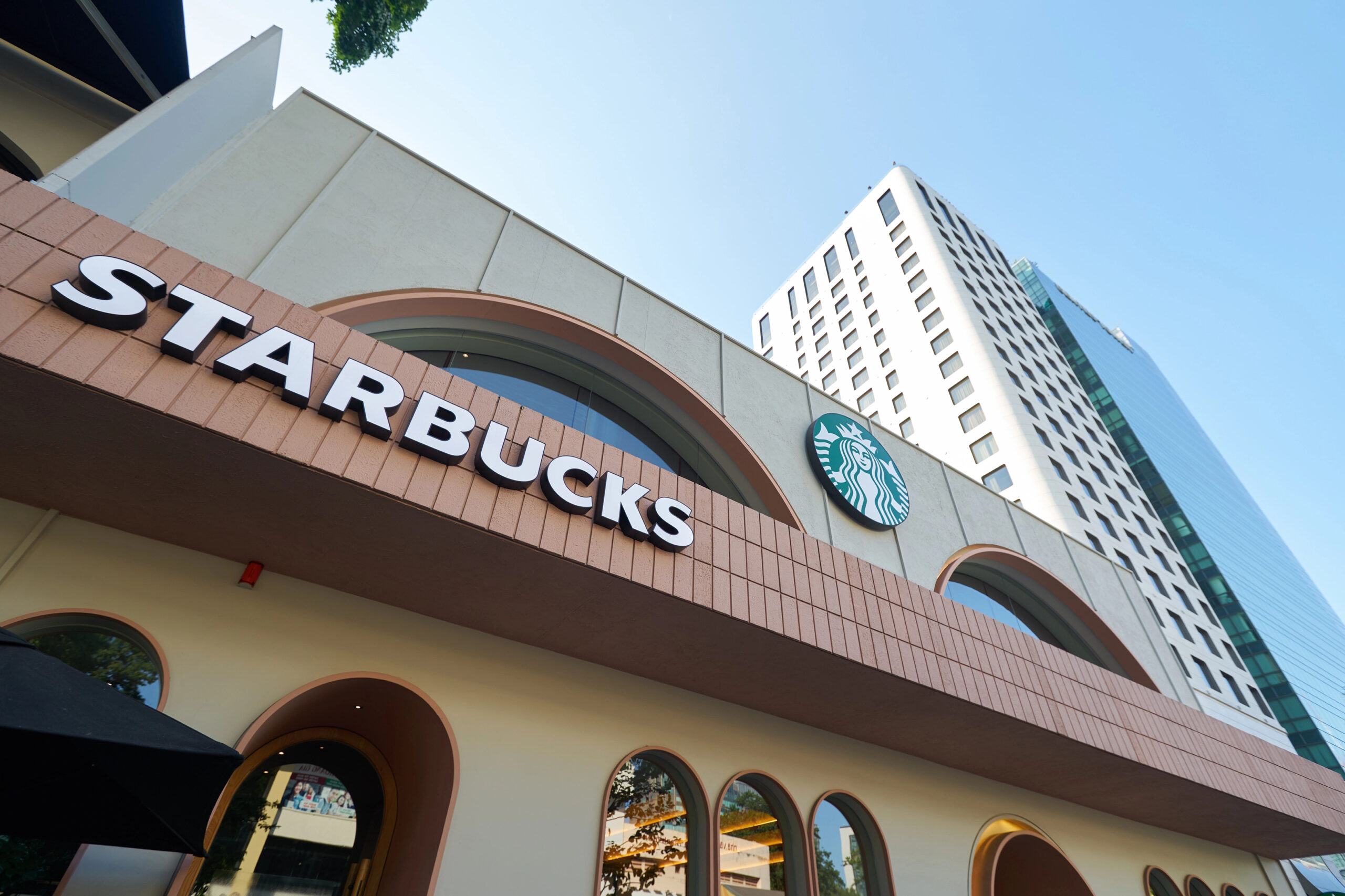 Starbucks recorta 300 puestos de trabajo corporativos en EU y cierra oficinas regionales