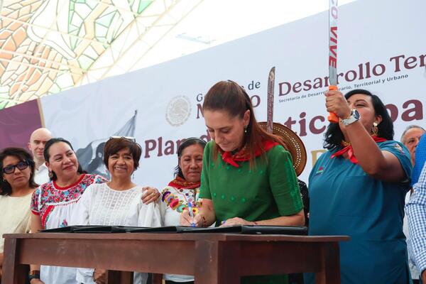 Claudia Sheinbaum inaugura obras, entrega apoyos y anuncia becas en tres estados