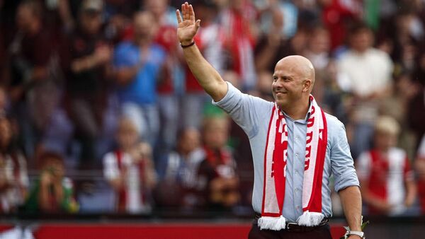 Arne Slot confirma que seguirá como técnico de Liverpool