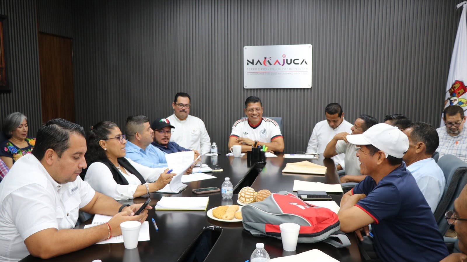 Roberto Ocaña atiende necesidades de comunidades