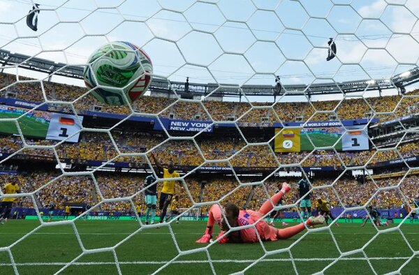 Ecuador sorprende a Alemania y avanza