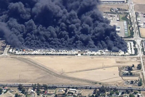 Incendio consume enorme almacén médico en California