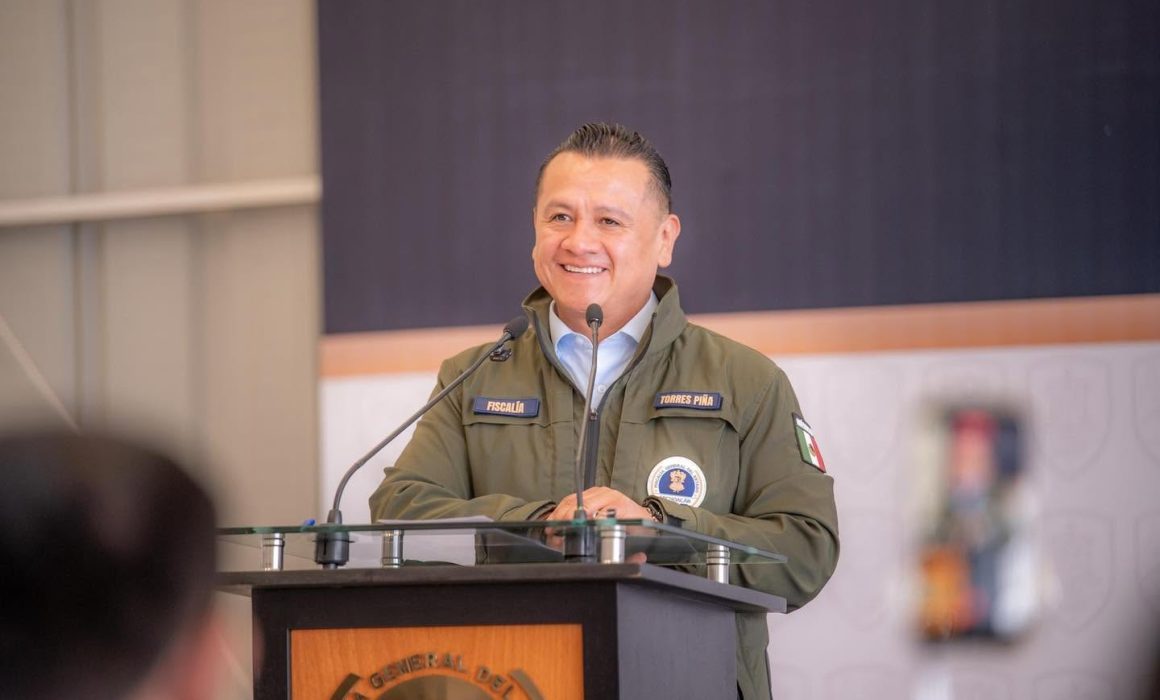 Carlos Torres Piña pide licencia a la Fiscalía de Michoacán y se perfila por Morena rumbo a 2027