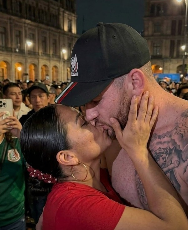 Aficionada mexicana se vuelve viral al ‘comerse’ a besos a turista alemán