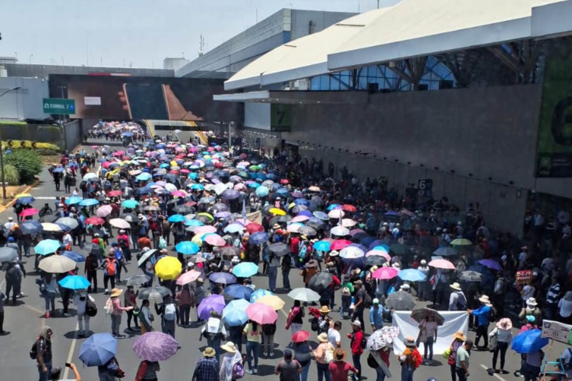 CNTE amenaza con tomar el AICM; piden a pasajeros tomar precauciones