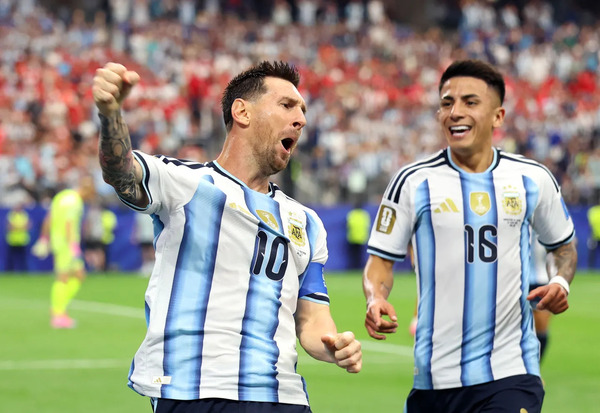 Messi guía a Argentina a los Dieciseisavos del Mundial con doblete ante Austria