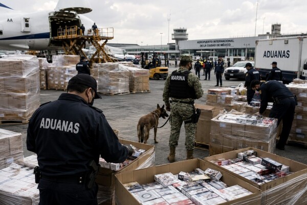 Decomisan 156 toneladas de mercancía ilegal en el AICM