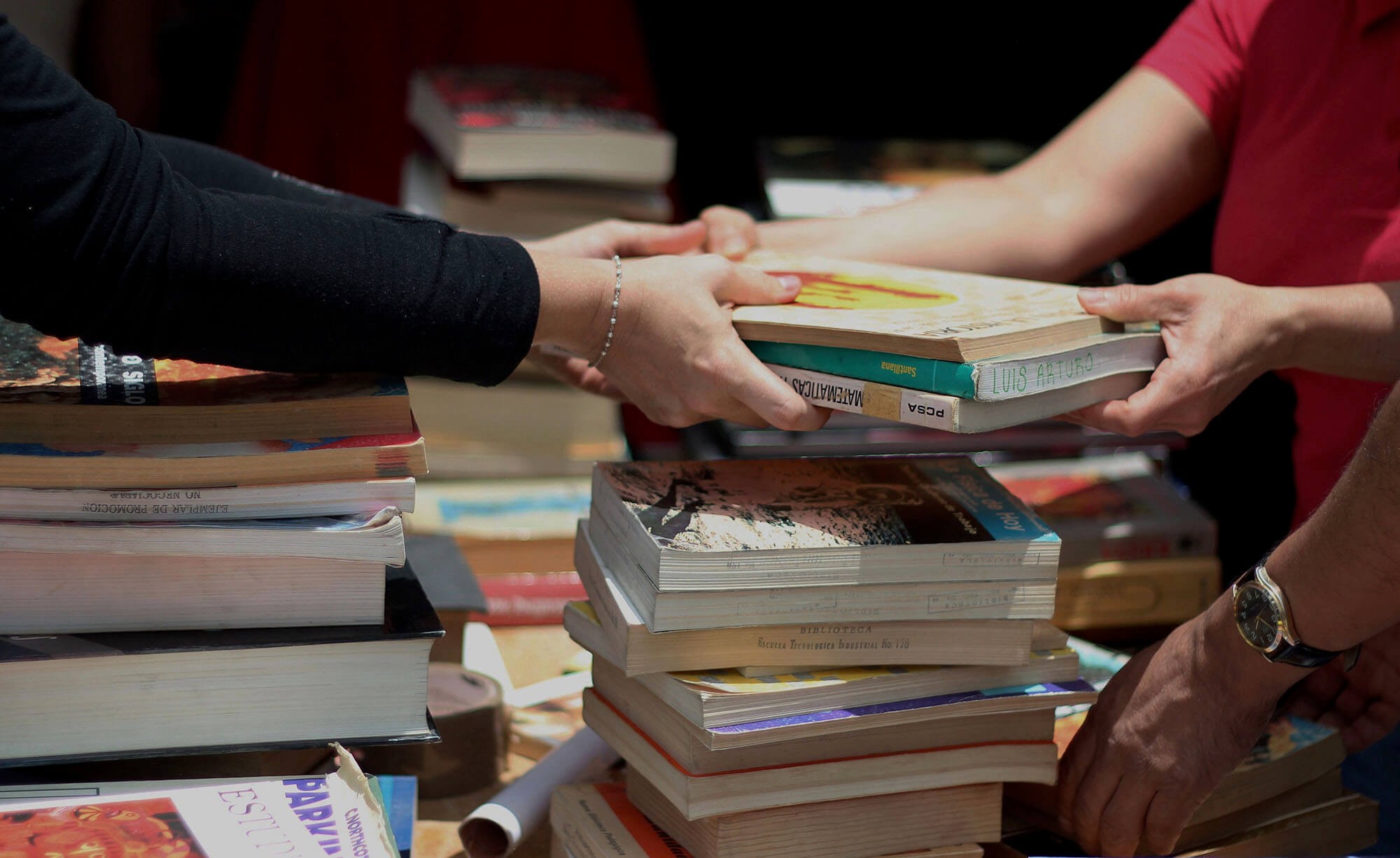 Donar libros y cuadernos puede ayudar a niños con cáncer