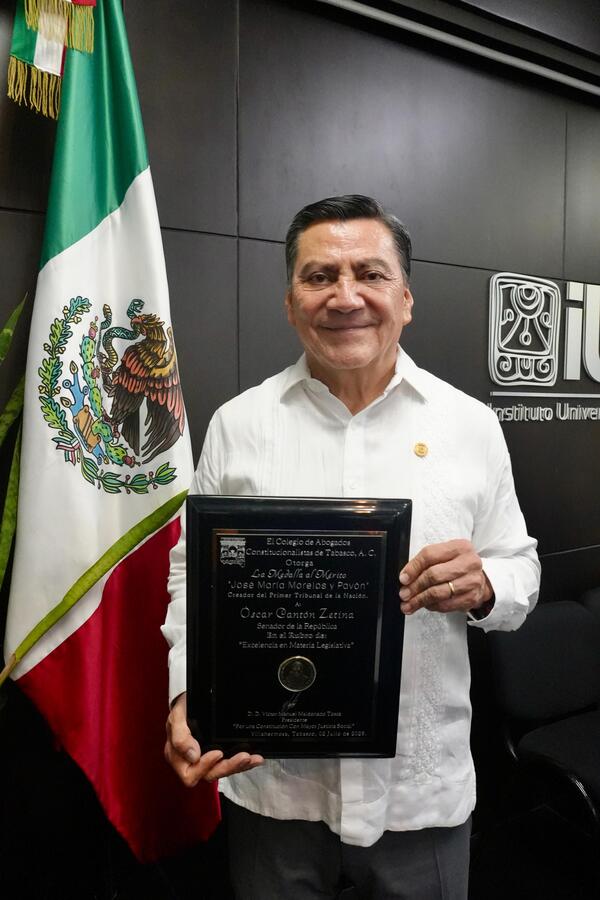 Óscar Cantón recibe medalla por excelencia legislativa