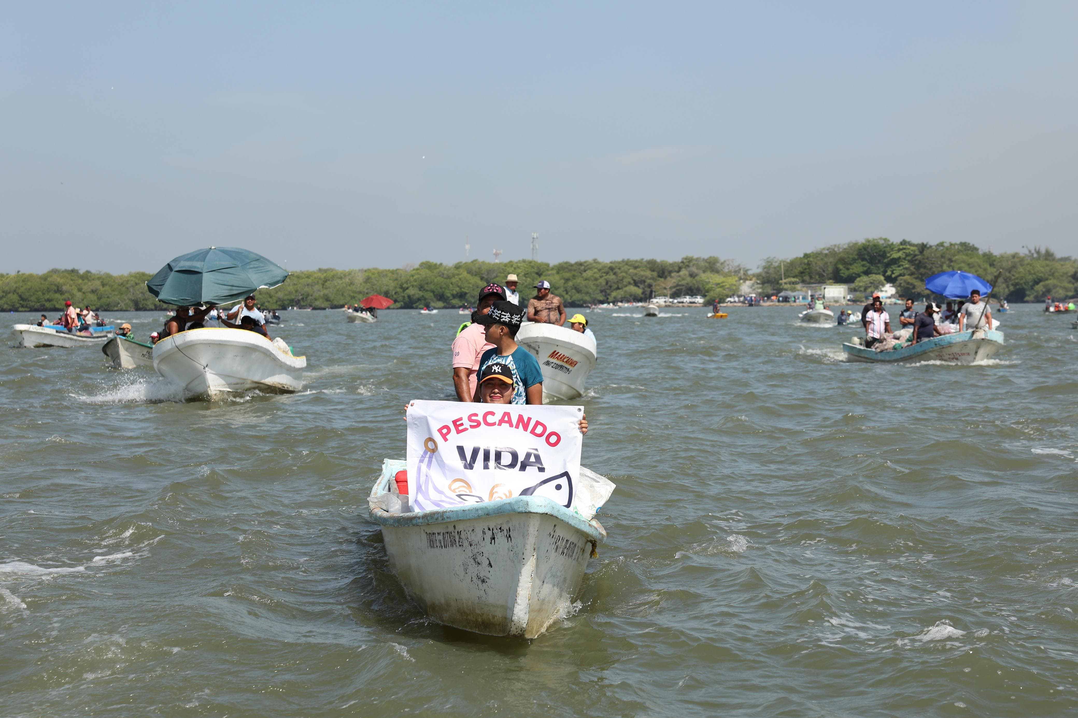 Javier May supervisa Pescando Vida y repuebla la laguna Mecoacán
