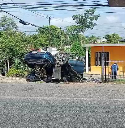 Volcadura en la Villahermosa-Teapa deja daños materiales