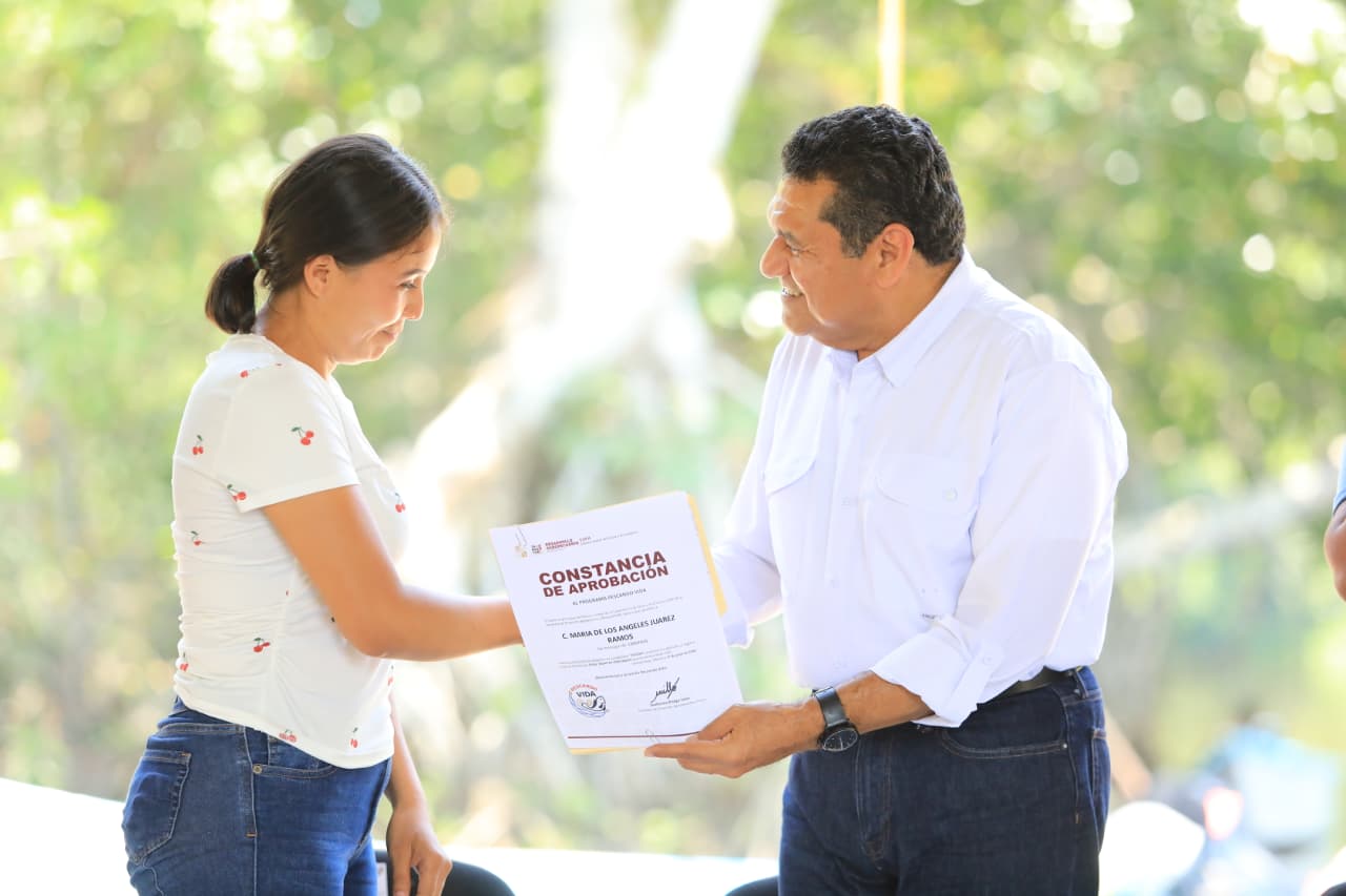 Entrega Javier May constancia de Pescando Vida a 100 ostricultoras de Cárdenas