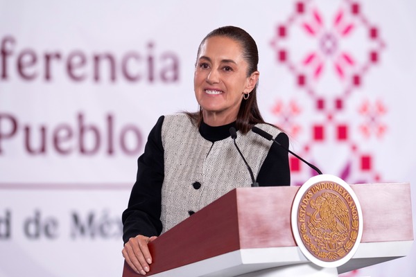 Sheinbaum inicia entrega de la Beca Rita Cetina para útiles y uniformes escolares