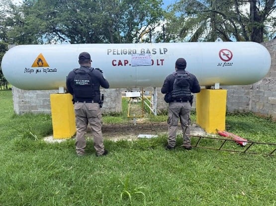 En cateo, FGR asegura tres mil 500 litros de hidrocarburo en Balancán