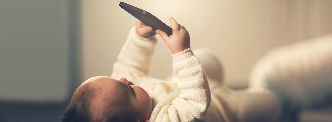 El celular se ha convertido en el «nuevo biberón» de los niños, lamenta la Iglesia Católica